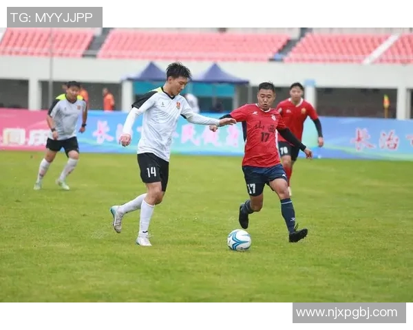 足球明星握手时刻高清图片展现球场魅力与体育精神