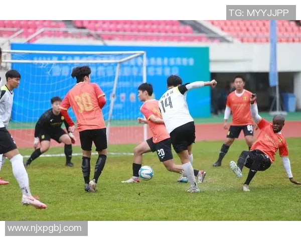 足球球星街头挑战一对一对抗赛